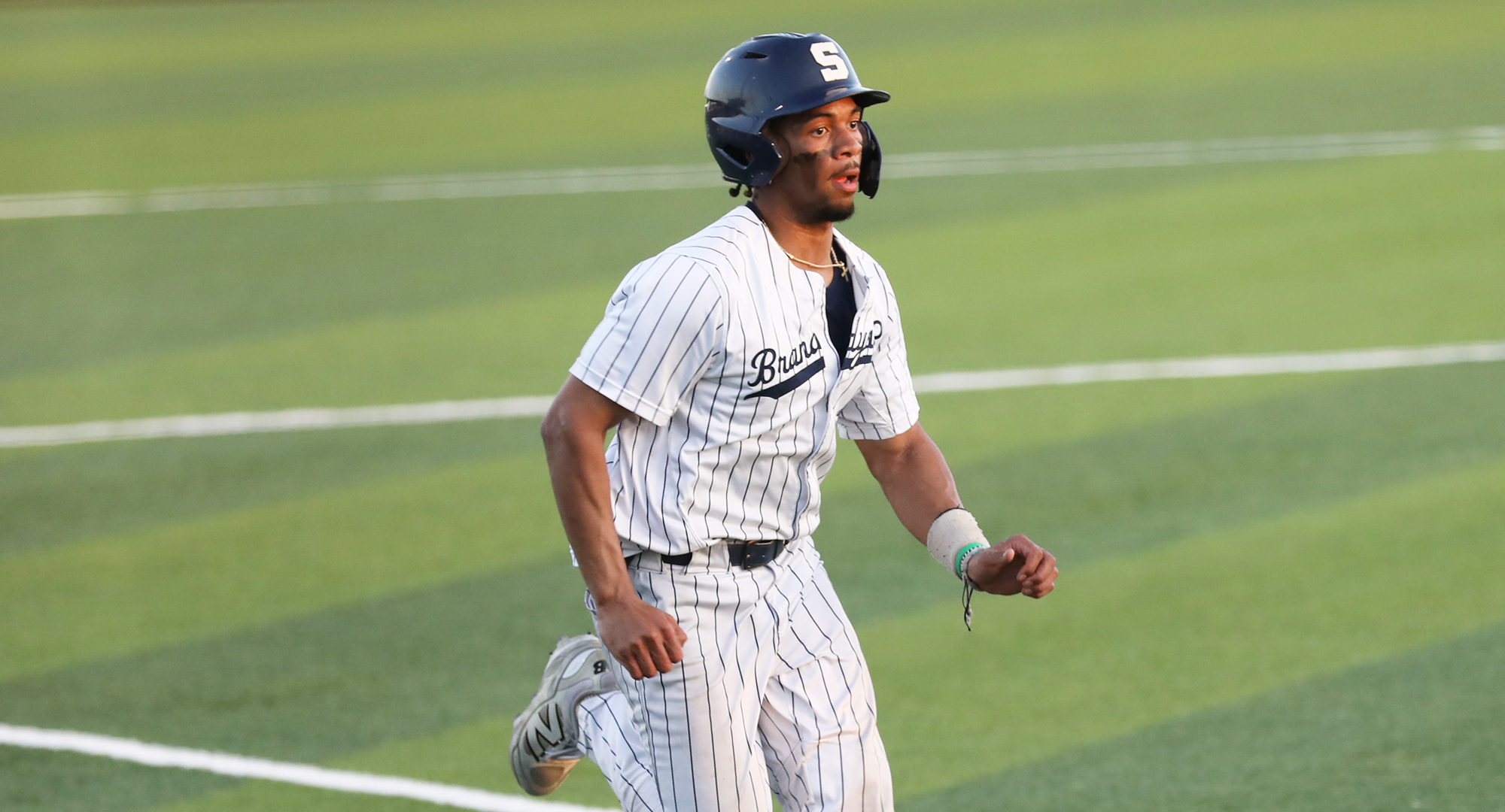 baseball player running home
